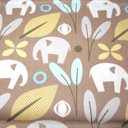 Tissu coton 40 x 50 cm éléphant sur fond marron feuillage