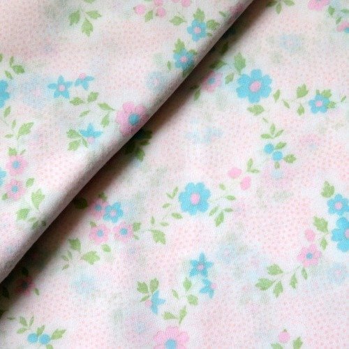 Tissu coton fleurs verte sur fond rose  78 x 50 cm