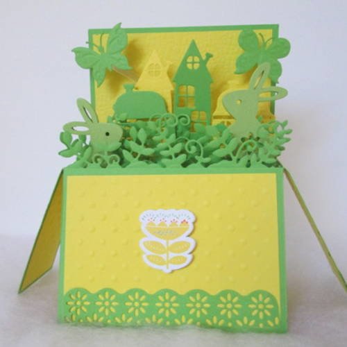 Carte à secret qui s'ouvre sur un décor de paques
