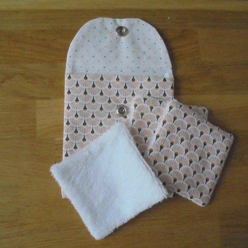 Petite pochette avec ses 3 lingettes.