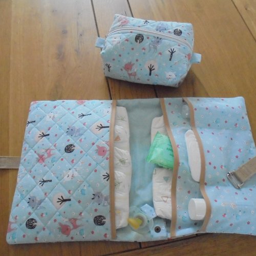 Pochette à langer nomade avec sa trousse de toilette
