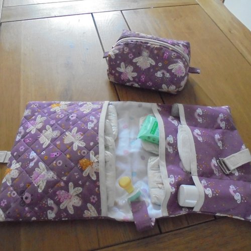 Pochette à langer avec sa trousse de toilette