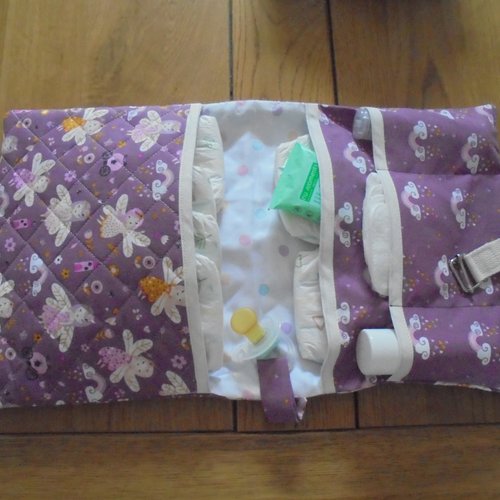 Pochette à langer nomade avec sa trousse de toilette