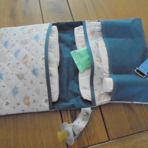 Pochette à langer nomade avec sa trousse de toilette