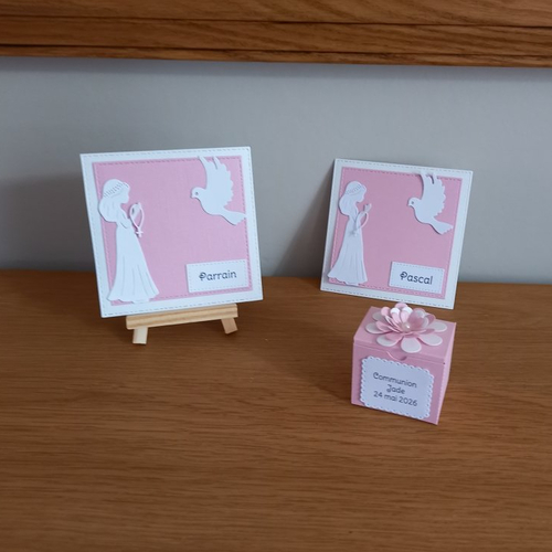 Marque place personnalisé *  posé sur un mini chevalet et sa boîte à dragées assorti