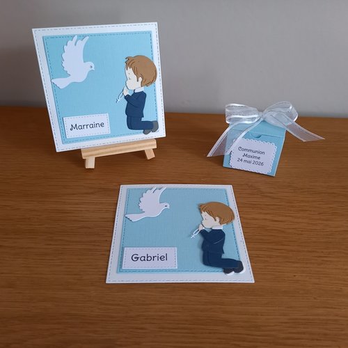 Marque place personnalisé *  posé sur un mini chevalet et  sa boîte à dragées assorti