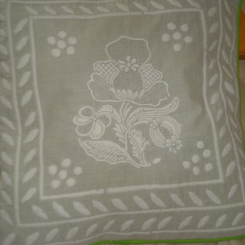 Coussin  brodé boutis blanc