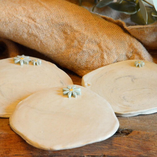 3 petites assiettes de présentation en céramique, fleurs en relief