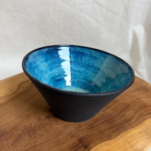 Bol artisanal / vide-poche en céramique – émail bleu profond