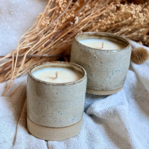 Lot de 2 bougies artisanales en grès – cire de soja – parfum fleurs de tiaré