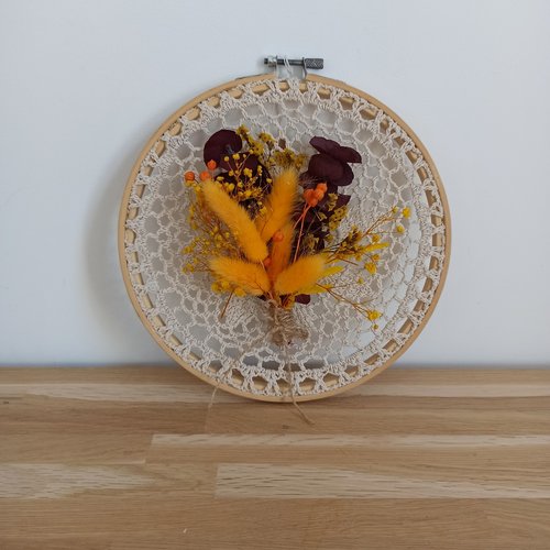 Couronne au crochet et son bouquet de fleurs séchées