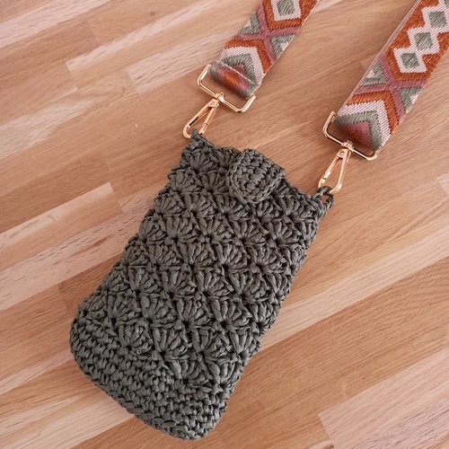 Pochette téléphone en raphia
