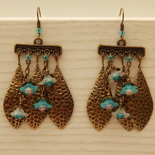 Boucles d' oreille fleuries bleues et bronze.