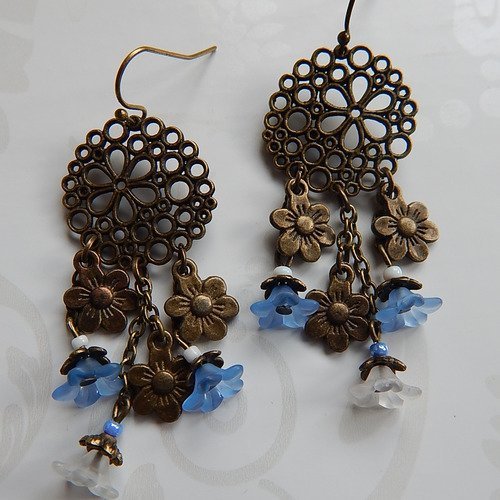 Boucles d' oreille pendantes fleuries bleues et blanches