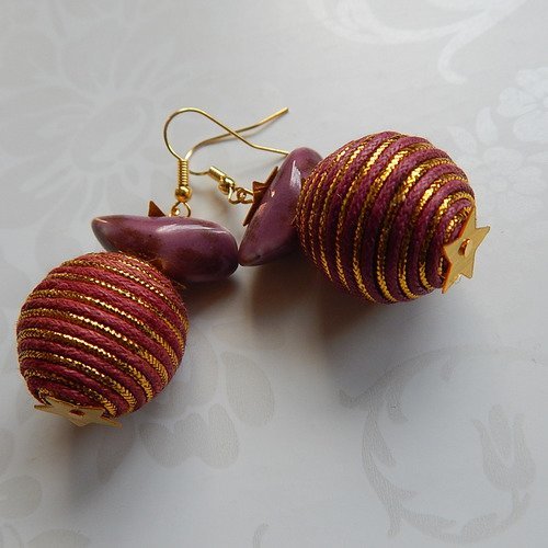 Boucles d' oreille étoilées pendantes en tissus et céramique.
