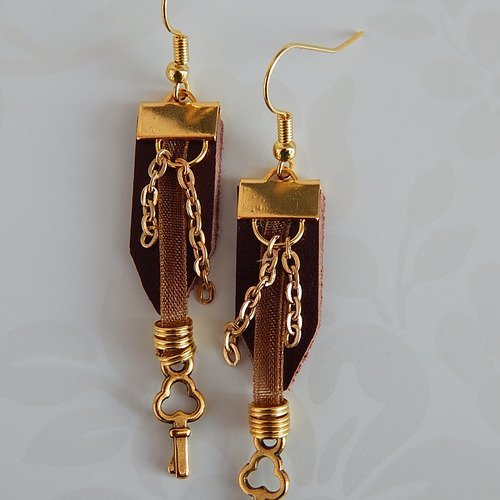 Boucles d' oreille en cuir marron,rubans et breloques clefs.