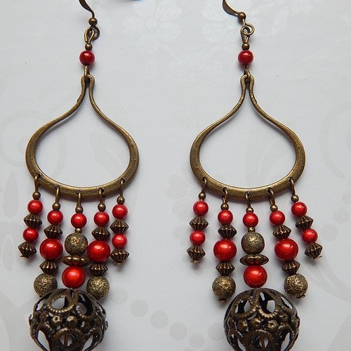 Boucles d' oreille pendantes rouges et bronze.