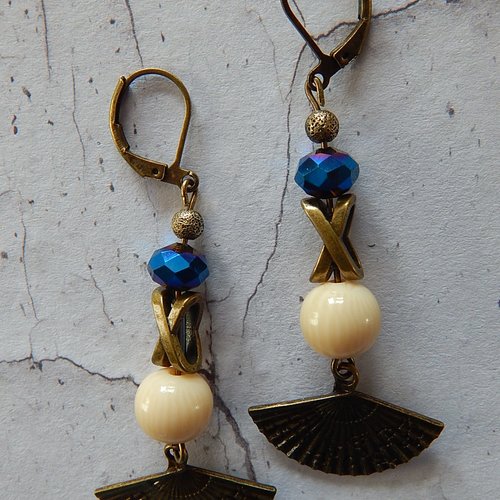 Boucles d' oreille pendantes japonisantes,perles et breloques.