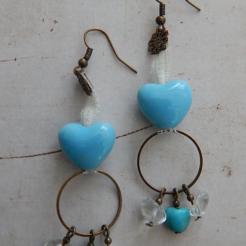 Boucles d' oreille pendantes cœurs bleus et perles.