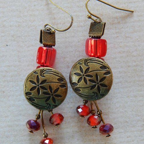 Boucles d' oreille pendantes rouges et métal bronze.