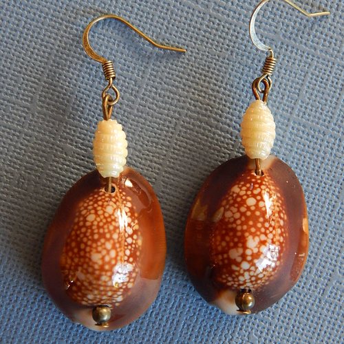 Boucles d' oreille pendantes, coquillages et perles.