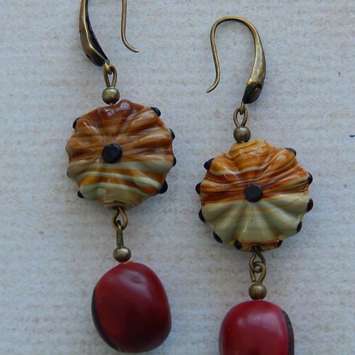 Boucles d'oreille pendantes graines et jolies perles.