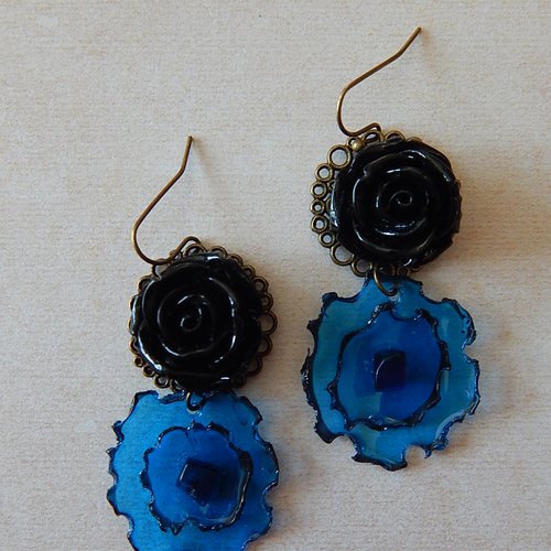 Boucles d'oreille pendantes noires et bleues.