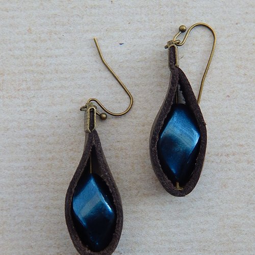 Boucles d'oreille en cuir bronze et perles bleues.