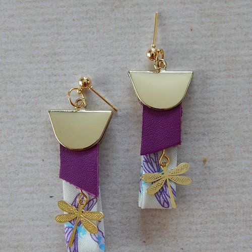 Boucles d'oreille violettes en cuir et rubans.