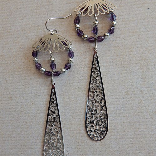 Boucles d'oreille pendantes perles violettes.