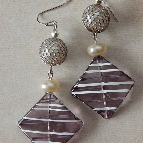 Boucles d'oreille pendantes perles et métal argenté.