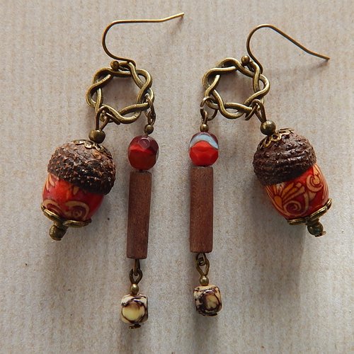 Boucles d'oreille japonisantes en bois et perles.
