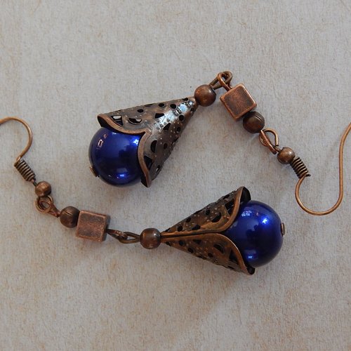 Boucles d'oreille pendantes bleues et métal cuivré.