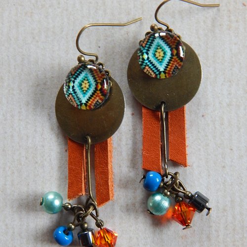 Boucles d'oreille pendantes en cuir roux et perles.