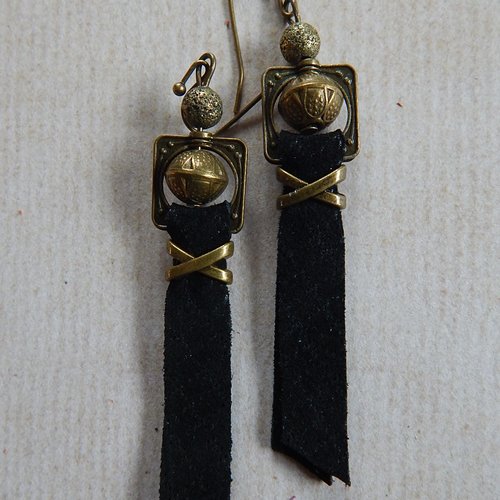Boucles d'oreille en cuir noir et perles en métal bronze.