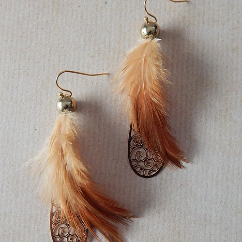 Boucles d'oreille pendantes plumes et métal doré.