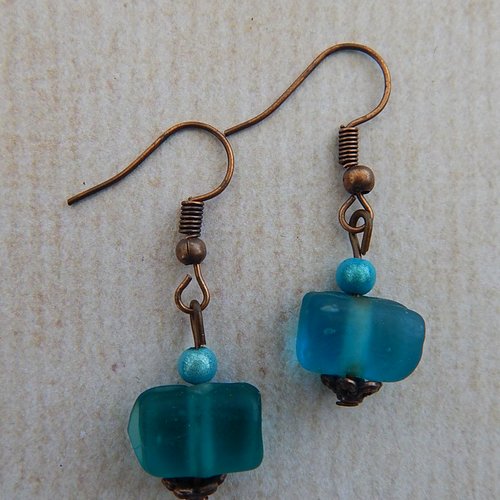 Boucles d'oreille perles bleues en verre.