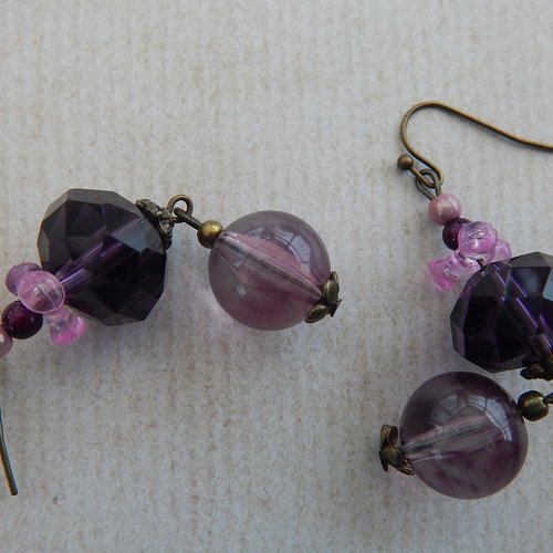 Boucles d'oreille violettes, jolies perles en verre.