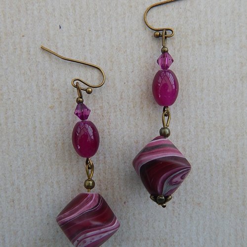 Boucles d'oreille pendantes violettes.
