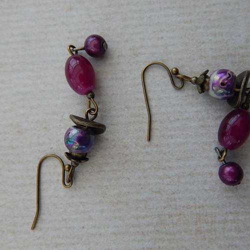 Boucles d'oreille pendantes violettes et métal bronze.