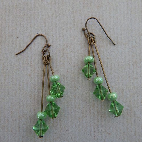 Boucles d'oreille pendantes, perles vertes en verre.