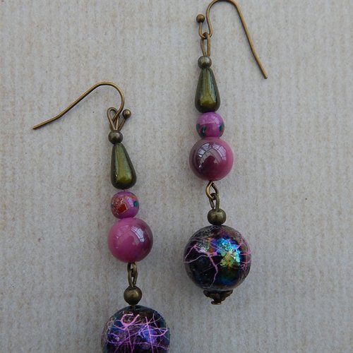 Boucles d'oreille pendantes violettes et vertes.
