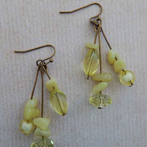 Boucles d'oreille pendantes perles jaunes.