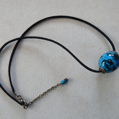 Collier pendentif bleu marbré noir en céramique.
