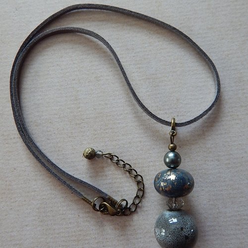 Pendentif perle grise en céramique.
