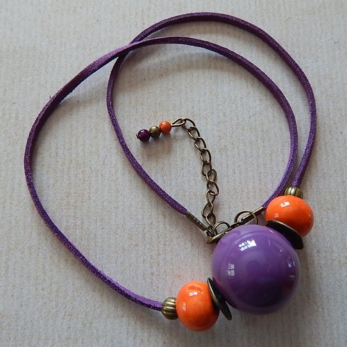 Collier perles violette et orange.