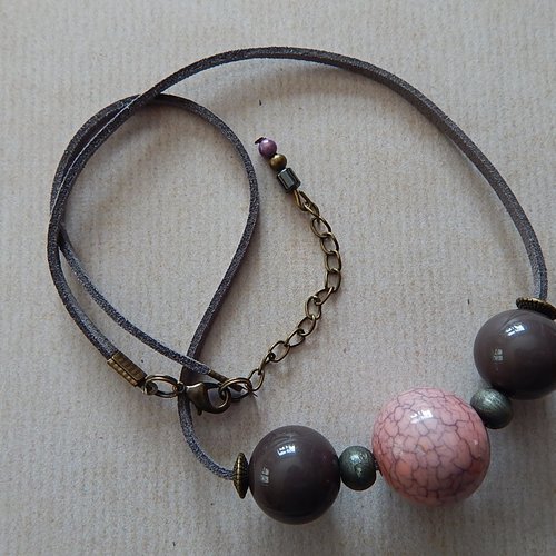 Collier perle marbrée rose et perles grises.