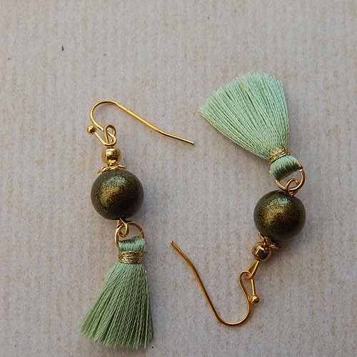 Boucles d'oreille pendantes vertes, perles et pompons.