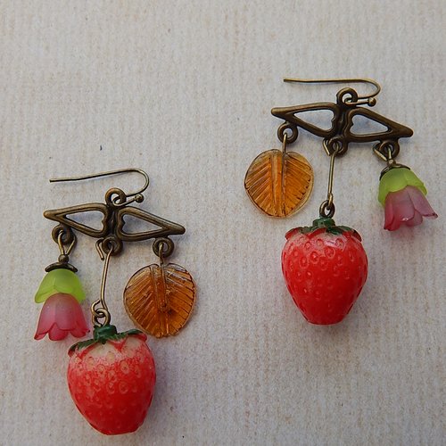 Boucles d'oreille pendantes fraises, feuilles et fleurs.