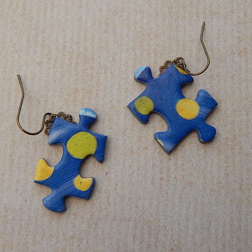 Boucles d'oreille pièces de puzzle jaunes et bleues.
